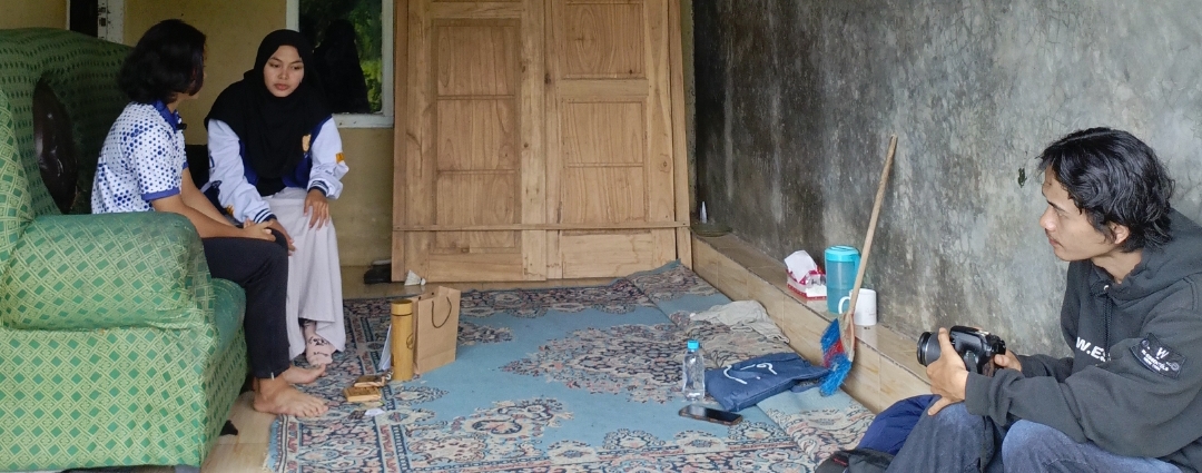 Tim Gema Desa Visual saat membuat videovideo podcast bersama Salsa Sawitri | Sumber: Dok. Pribadi Belgi Alhuda