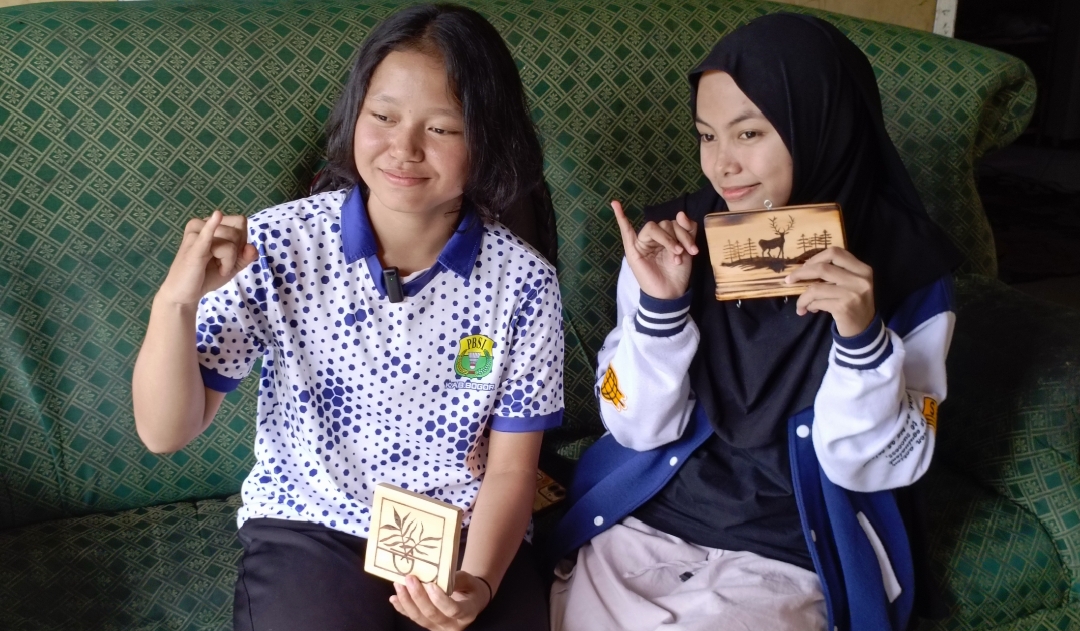 Salsa Sawitri (Kiri) Atlet PBSI dan Lusiani Rahayu (Kanan) Tim Gema Desa Visual saat berfoto bersama | sumber: Dok. Pribadi Belgi Alhuda 