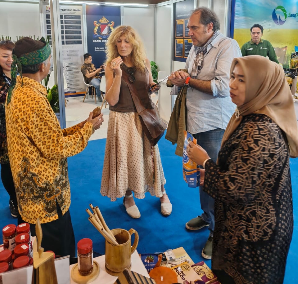 Mumuh Muhtar (Kiri) pada saat menjelaskan produknya di acara Agrinex Jakarta. (7/11/2025) | sumber foto: Dok. Pribadi Mumuh Muhtar