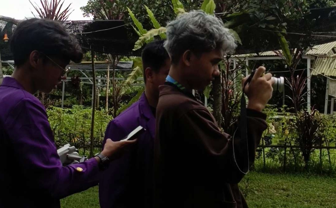 Mahasiswa Universitas Pakuan pada saat kunjungan kepada Karang Taruna dan UMKM Desa Ciburayut | sumber: Dok. Pribadi Belgi Alhuda