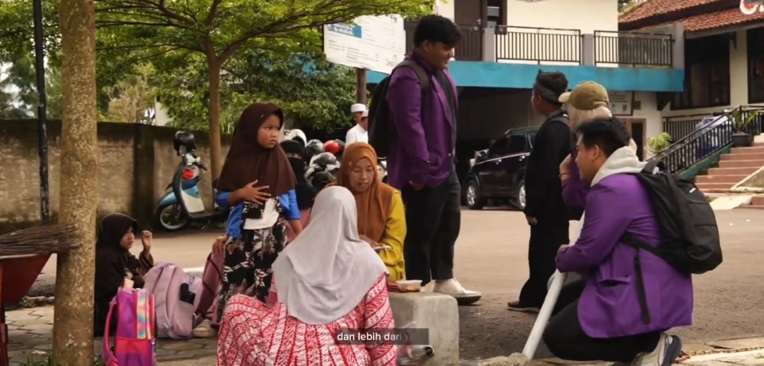 Tim Innovillage 2025 Universitas Pakuan pada saat berbincang dengan Warga Desa Ciburayut di halaman Kantor Desa Ciburayut | sumber foto: Tim Innovillage 2025 / Dok. Pribadi Belgi Alhuda