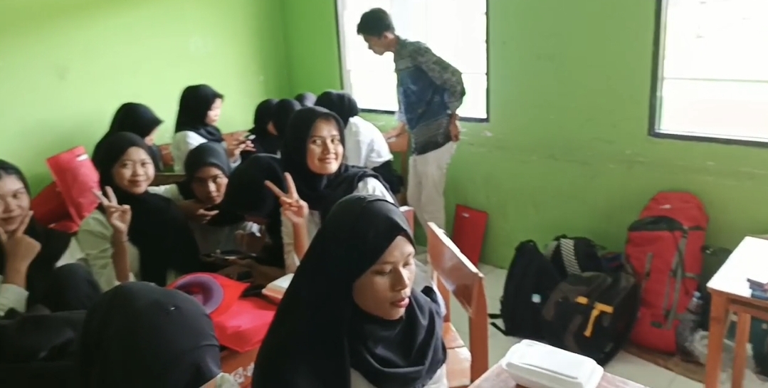 Belgi Alhuda pada saat mendampingi siswa-siswi PKBM dalam pembuatan desain | sumber: DokDok. Pribadi Belgi Alhuda