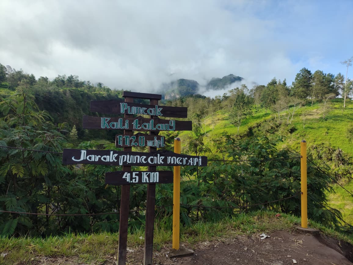 Puncak Merapi tertutup kabut terlihat dari jalur tracking Kalitalang | Dokumen pribadi