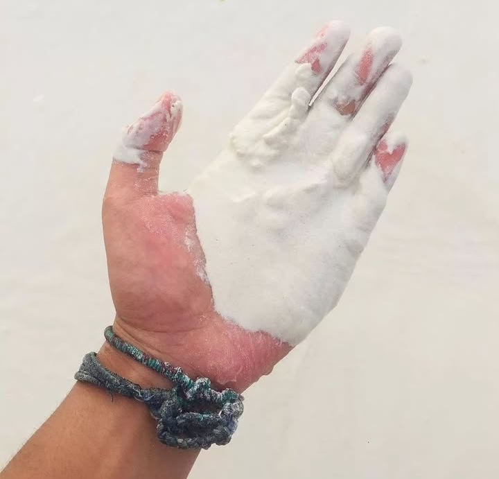 Potret lembutnya pasir putih Pantai Ngurbloat | Instagram Kampung Berseri Astra Ngilngof Maluku Tenggara