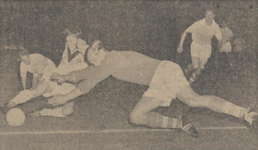  Bert Trautmann beraksi mengawal gawang Manchester City saat melawan klub Belanda, Sportclub Enschede dalam sebuah laga persahabatan di Stadion Diekman pada 10 Agustus 1957. (Foto: Twentsch Dagblad Tubantia) 