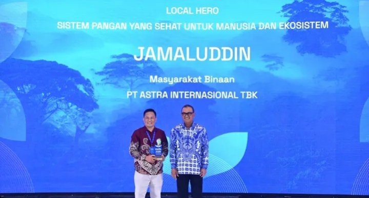 Potret Jamaluddin sebagai masyarakat binaan PT Astra Internasional Tbk melalui program Kampung Berseri Astra (KBA), menerima apresiasi Enviromental And Social Innovation Award 2025 di bidang Local Hero Sistem Pangan yang Sehat untuk Manusia dan Ekosistem | Instagram KBA Kanreapia