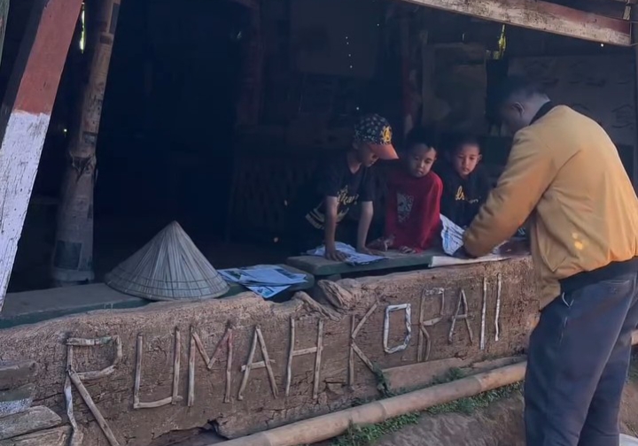 Potret Jamaluddin bersama anak-anak di Rumah Koran | Instagram Rumah Koran