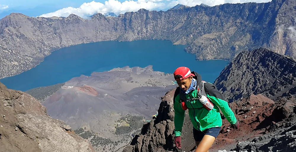 Peserta trail run di Gunung Rinjani | commons.wikimedia (Trail Runners Indonesia)