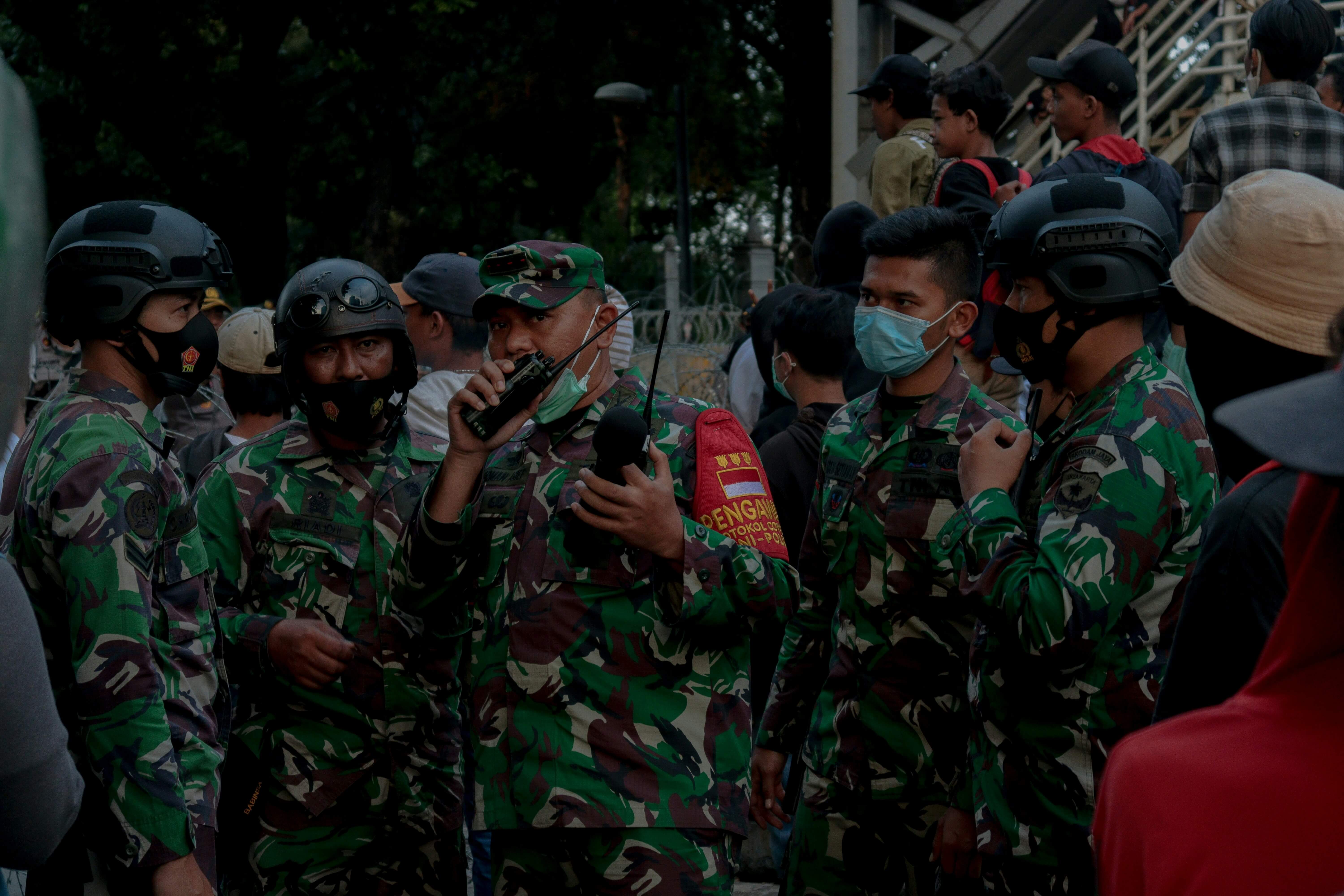 Ilustrasi Kostum Profesi untuk Outfit Hari Pahlawan Laki-laki | Sumber: Unsplash @Deastama