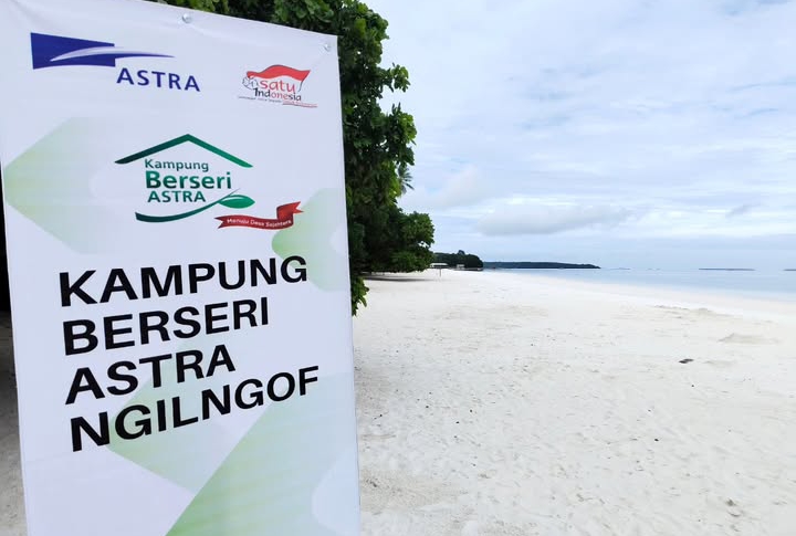 Potret Banner Kampung Berseri Astra Ngilngof di Pantai Ngurbloat | Instagram Kampung Berseri Astra Ngilngof Maluku Tenggara