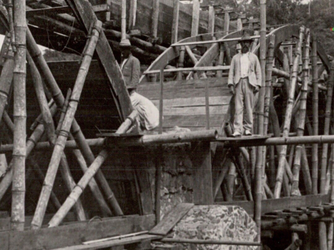 PLTA Rasak Bungo adalah PLTA tertua di Indonesia yang berdiri sejak 1908. PLTA ini mendukung operasional PT Semen Padang.