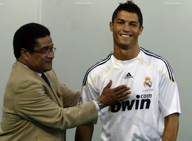 Eusebio dan Cristiano Ronaldo pada 2009. Sebelum Ronaldo, Eusebio adalah ikon sepak bola Portugal. (Foto: El Pais)
