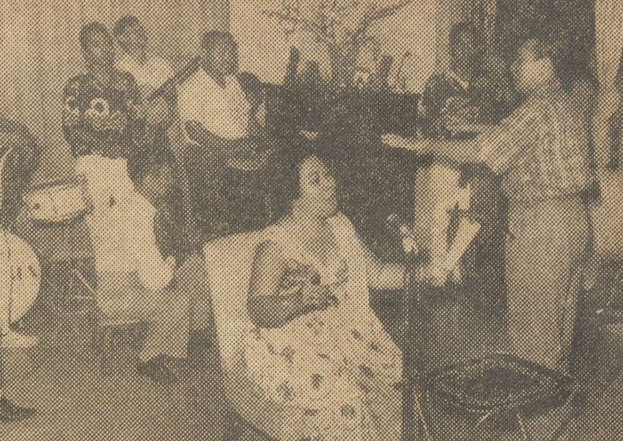 Fatmawati bernyanyi diiringi instrumen musik yang dimainkan Guntur dan sejumlah musisi ibu kota. (Foto: Star Weekly)