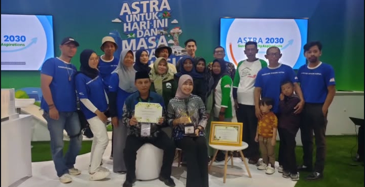 Potret penerimaan penghargaan Program Kampung Iklim kategori utama tingkat nasional oleh Kementerian Lingkungan Hidup dan Kehutanan RI | Instagram KBA Gedepangrango