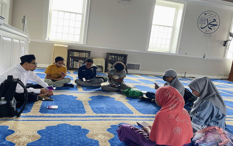 Anak-anak yang sedang belajar mengaji di Masjid IMAAM Center