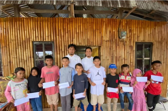 Potret penggiat KBA Rammang-Rammang bersama 10 anak yang mendapatkan bantuan dana pendidikan dari PT Astra Internasional Tbk | Instagram KBA Rammang-Rammang