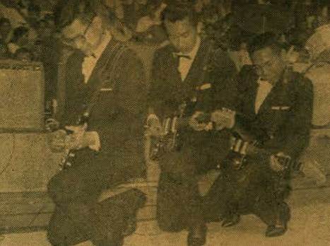 Guntur (tengah) bersama rekan personilnya, Iman dan Iwan, memainkan gitar di Istora Senayan. (Foto: Varia)