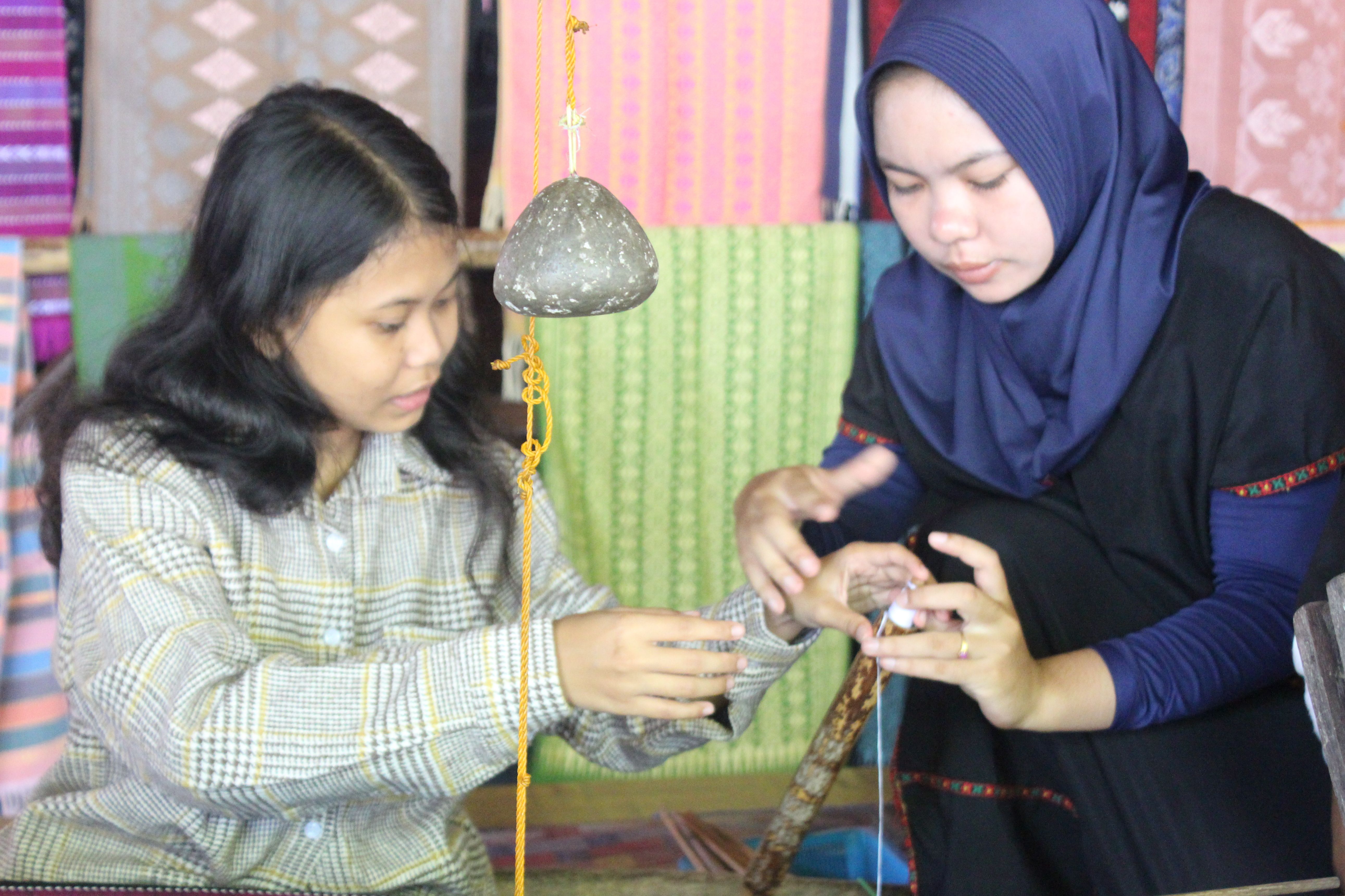 Dokumentasi Pribadi: Menenun bersama perempuan desa Sade