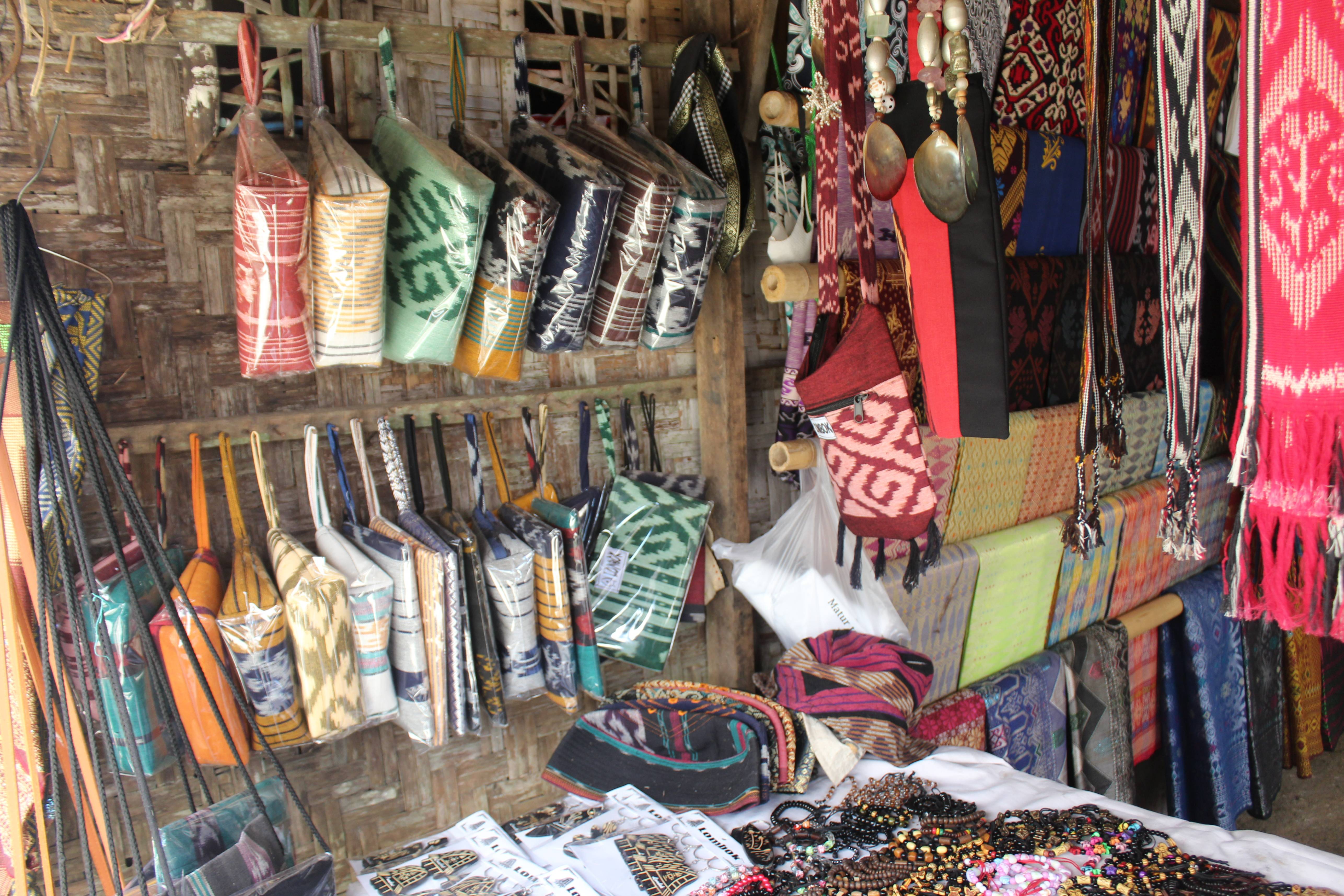 Dokumentasi Pribadi: Pusat Cinderamata Khas Desa Sade