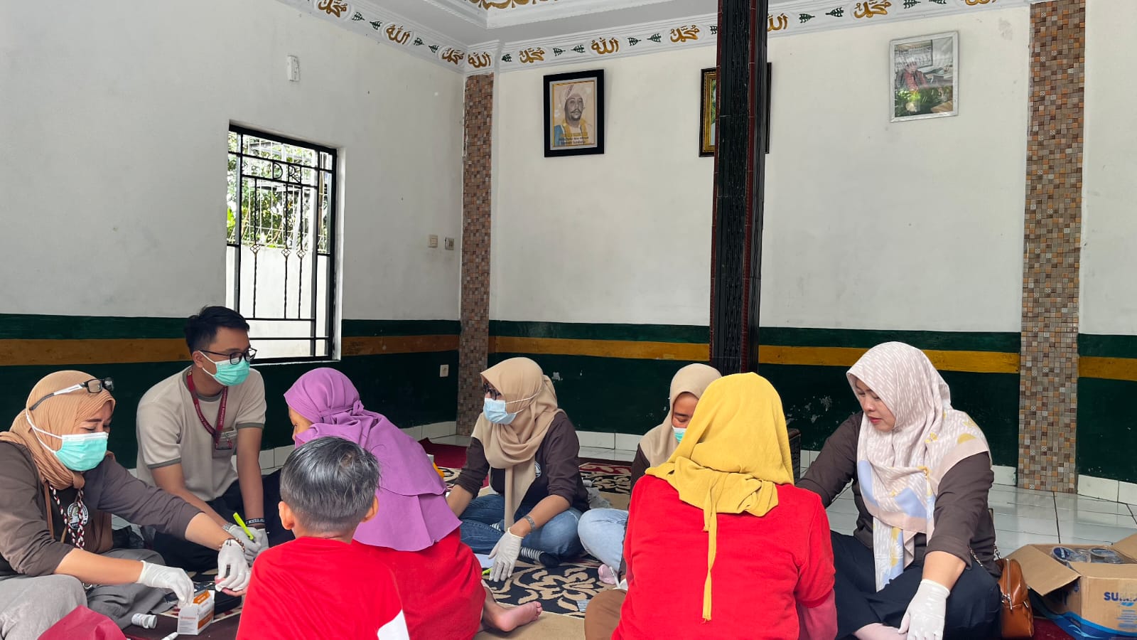 Kedatangan tenaga kesehatan dari puskesmas Nanggung dan melaksnaakan pengecekan kesehatan teman istimewa