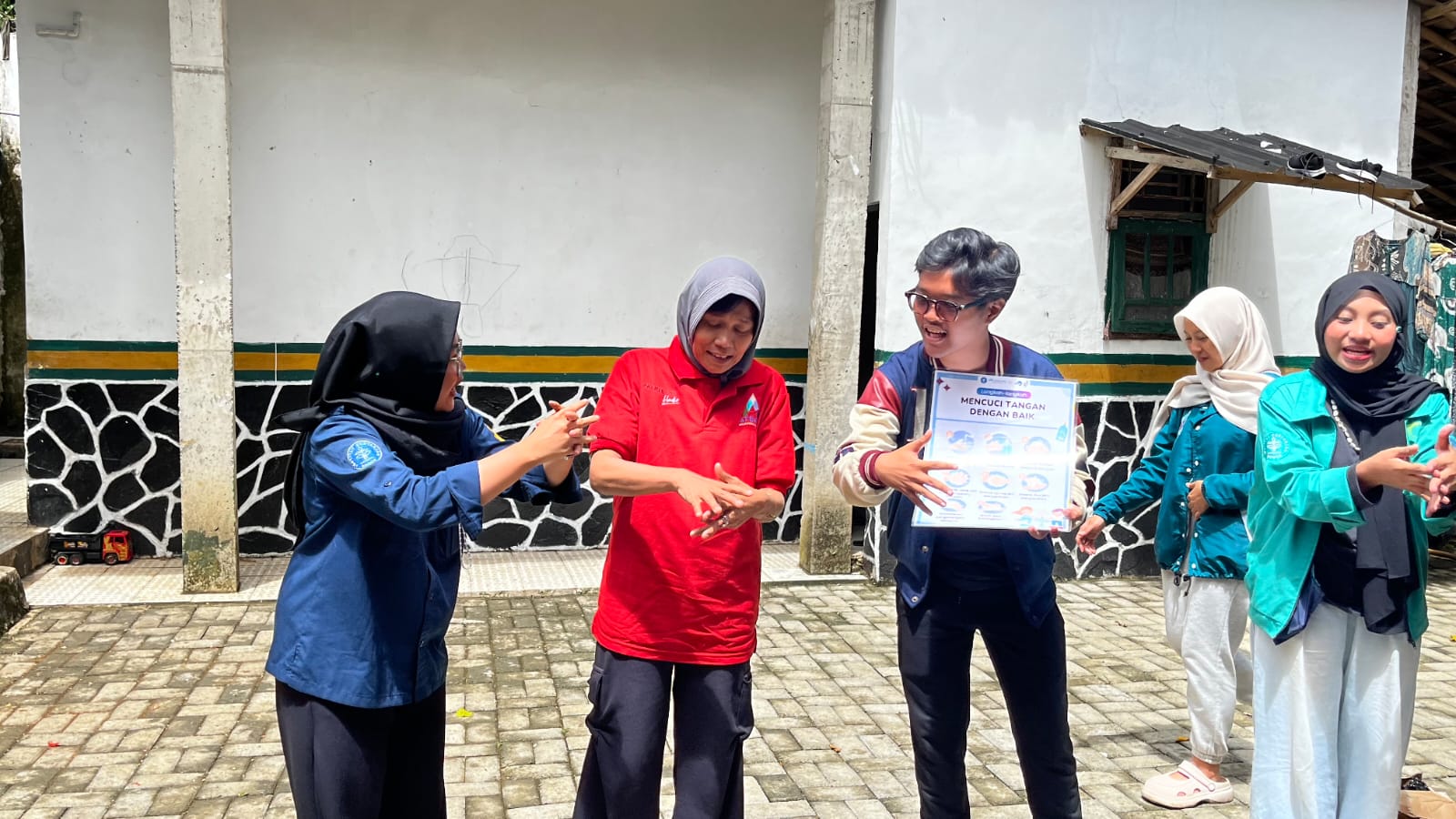 Teman istimewa belajar bersama cara mencucui tangan dengan baik dan benar