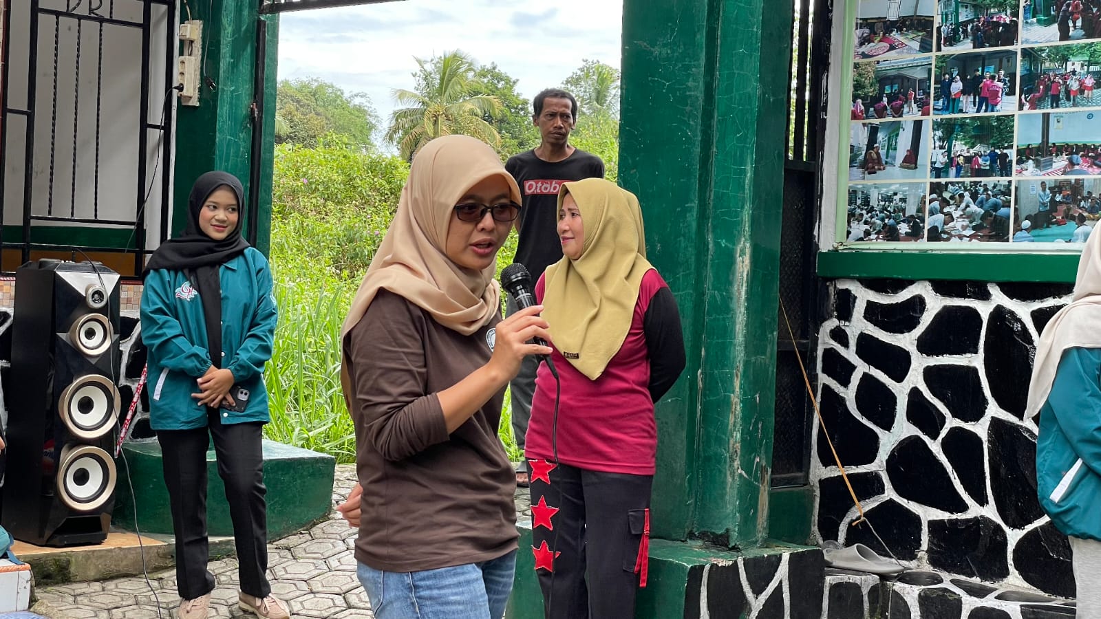 Pemberian edukasi PHBS dan kesehatan kulit teman istimewa dari Puskesmas Nanggung