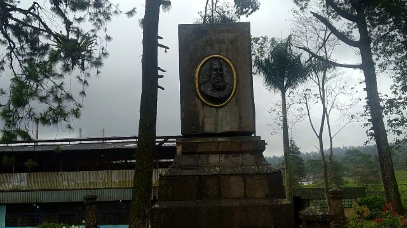 Tugu KF Holle di Giriawas Cikajang-Garut