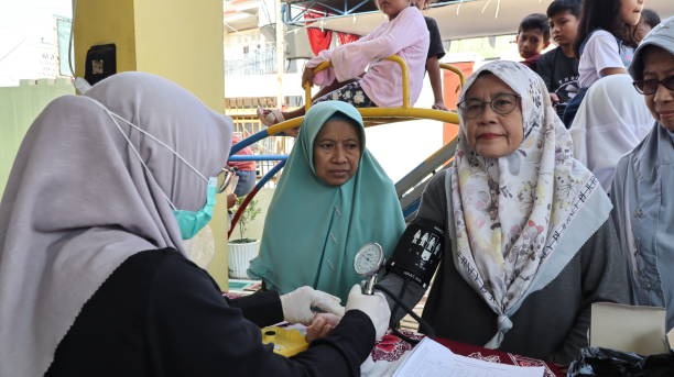 Warga sedang melakukan pemeriksaan kesehatan gratis (Foto: istockphoto.com)