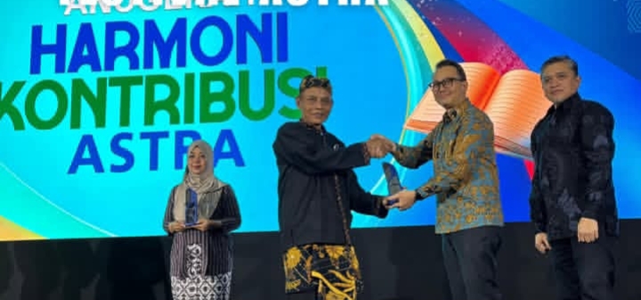 Potret penerimaan penghargaan Juara 3 Festival Astra Harmoni 2025 | Instagram KBA Gedepangrango