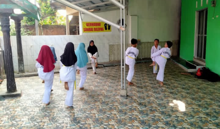 Potret anak-anak berlatih Taekwondo | Instagram KBA Banjarsuri