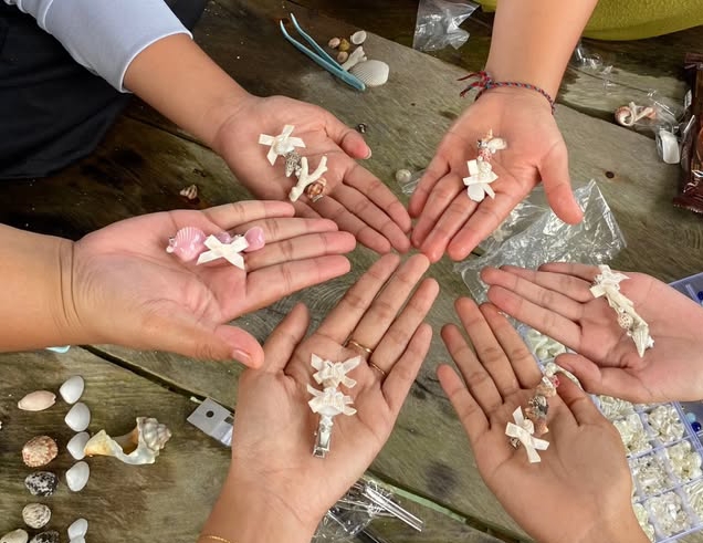 Potret kreativitas wisatawan merangkai kerang menjadi accesories cantik | Instagram Desa Mina Tanjung Binga