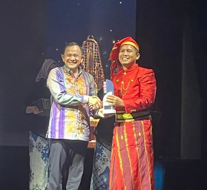 Potret penggiat KBA Rammang-Rammang menerima penghargaan Festival Astra 2024 | Instagram KBA Rammang-Rammang
