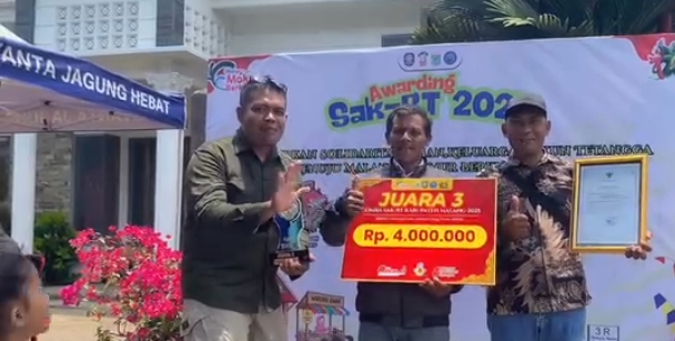 Potret perwakilan KBA Lenggoksono menerima penghargaan Juara 3 dalam kompetisi SAK-RT Kabupaten Malang 2025 | Instagram KBA Lenggoksono