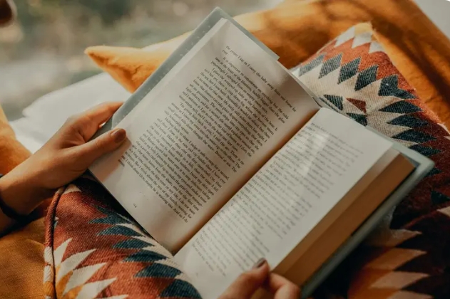 Ilustrasi membaca by Clay Banks on Unplash