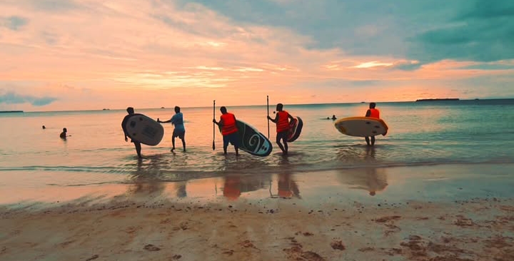 Potret semarak Lomba Dayung Paddle Board di Pantai Ngurbloat sebagai rangkaian event Ngilngof Fiesta 2024 | Instagram Kampung Berseri Astra Ngilngof Maluku Tenggara