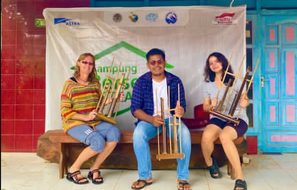 Potret Agung Triono bersama wisatawan dari Belanda | Instagram KBA Lenggoksono