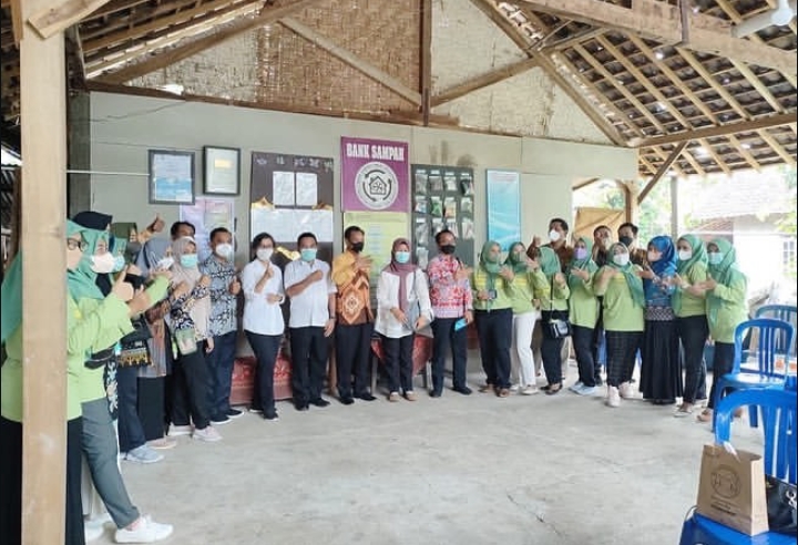 Potret penggiat lingkungan Wisata Oase Gunungsewu Kemuning mendapatkan kunjungan studi banding masyarakat Lampung | Instagram KBA Kemuning