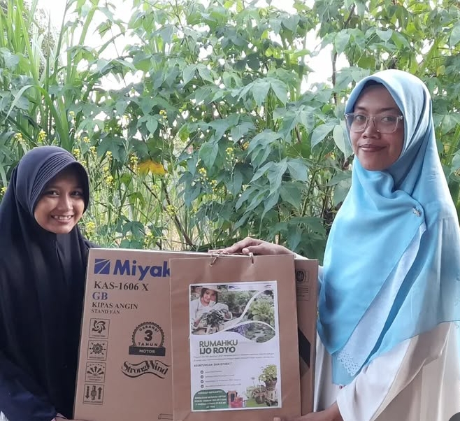 Potret apresiasi KBA Banjarsuri kepada warga yang rumahnya sesuai konsep Omahku Ijo Royo | Instagram KBA Banjarsuri