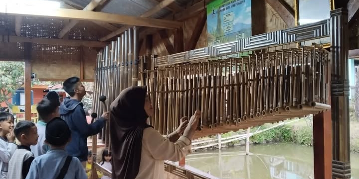 Potret masyarakat memainkan angklung pemberian KBA Gedepangrango | Instagram KBA Gedepangrango