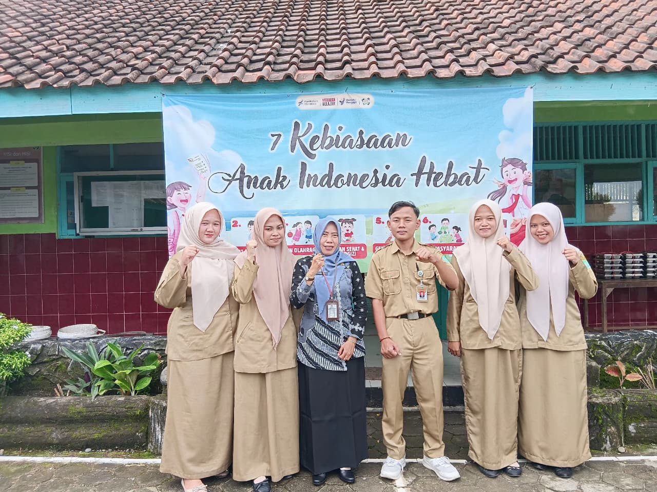 Mahasiswa UIN SAIZU melakukan sosialisasi dengan Kepala SD Negeri Kalisogra Wetan sebelum observasi.