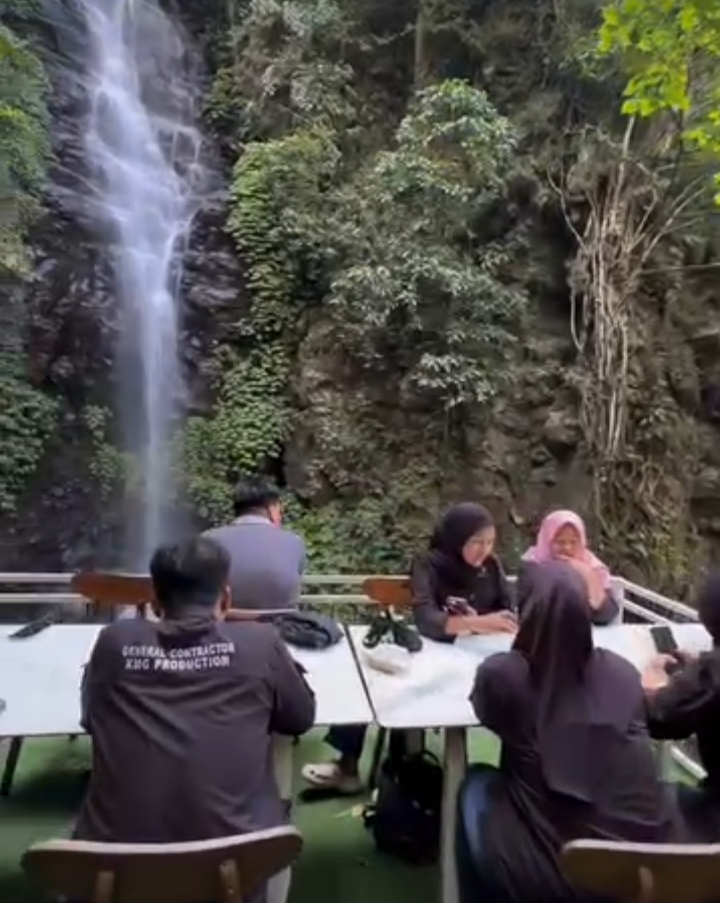 Potret wisatawan sedang mengadakan pertemuan dan diskusi di Wisata Air Terjun Dlundung | Instagram Wisata Air Terjun Dlundung