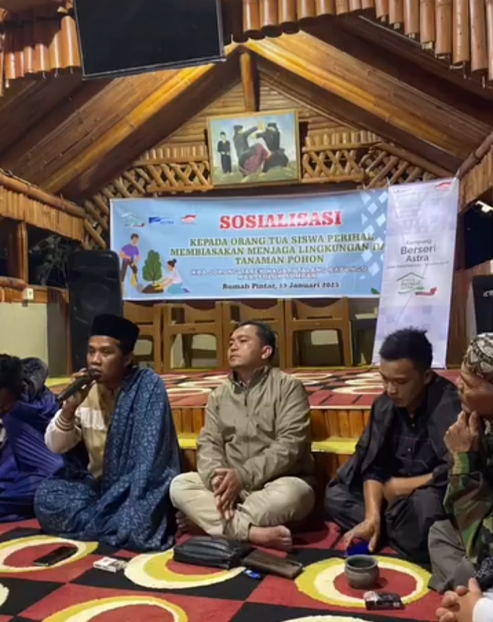 Potret kegiatan sosialisasi masyarakat perihal pentingnya menanamkan kebiasaan menjaga lingkungan kepada anak di Rumah Pintar | Instagram KBA Tabek Talang Babungo