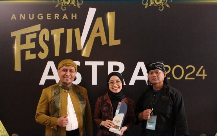 Potret penerimaan penghargaan Juara 3 KBA-DSA Innovation 2024 di bidang inovasi perikanan