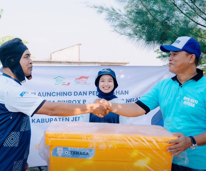 Potret penyerahan bantuan coolbox kepada kluster nelayan | Instagram DSA Arrum Samudra