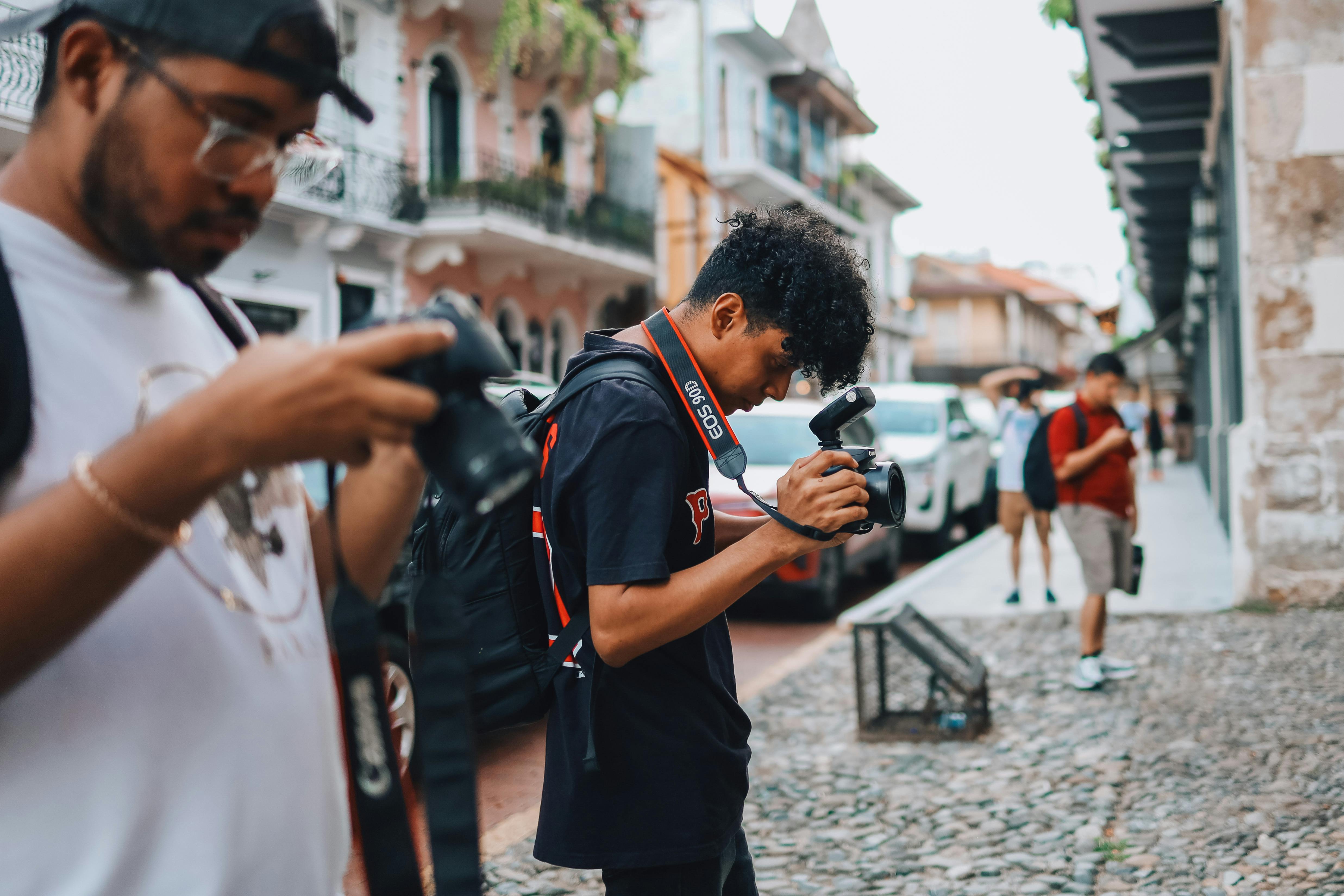 Para fotografer jalanan mengatur setelan kamera | Pexels (Alejandra Montenegro)