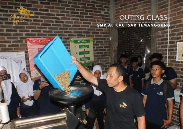 Potret wisatawan menyaksikan proses pembuatan bubuk kopi Muncar Moncer | Instagram Desa Wisata Muncar Moncer