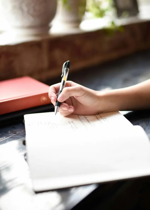 Ilustrasi menulis by Aaron Burden on Unplash