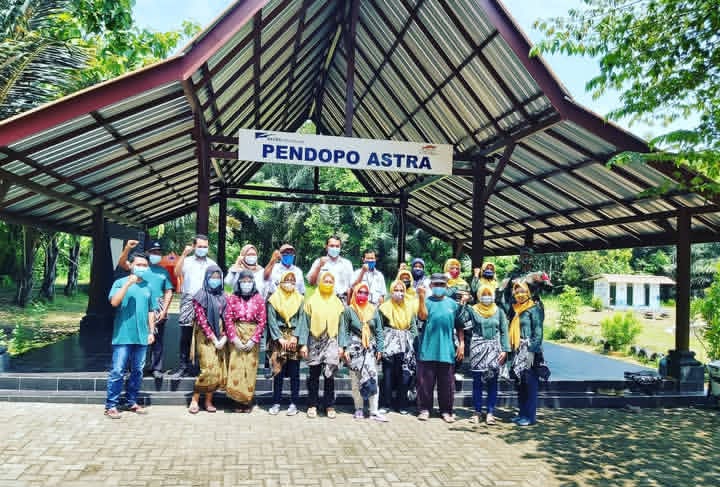 Potret penggiat KBA Kemuning di depan Pendopo Astra | Instagram KBA Kemuning