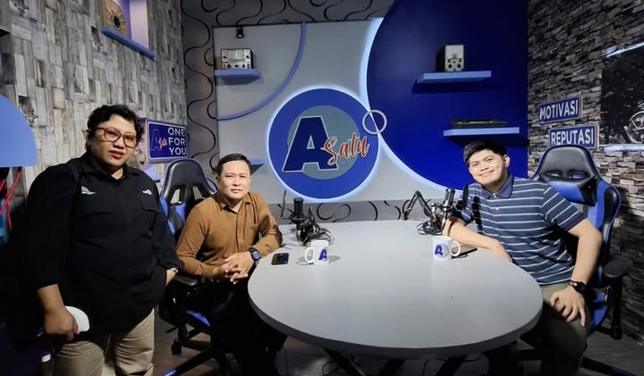 Potret Jamaluddin diundang sebagai narasumber di salah satu program tayangan TVRI | Instagram Rumah Koran