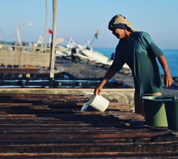 Potret petani garam Desa Les | Instagram Tourdeles Bali